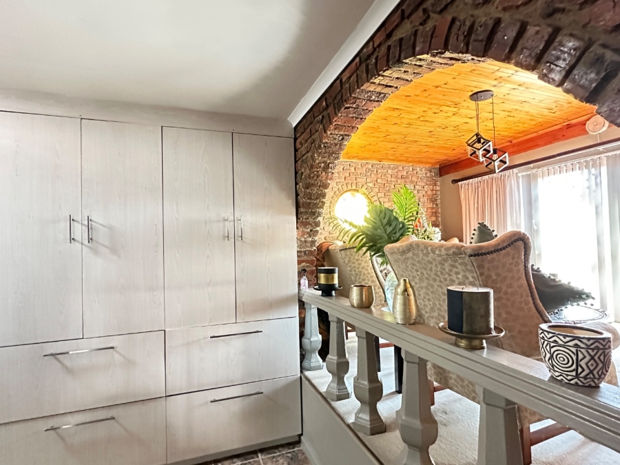6 Bedroom Property for Sale in Heiderand Western Cape